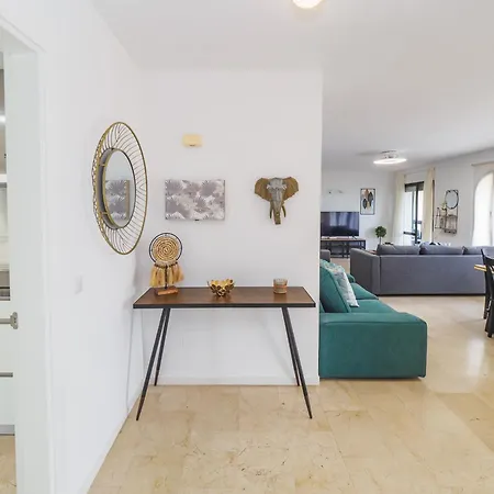 Cubo's Torreoceano Family Apartment *
