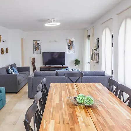 Cubo's Torreoceano Family Apartment